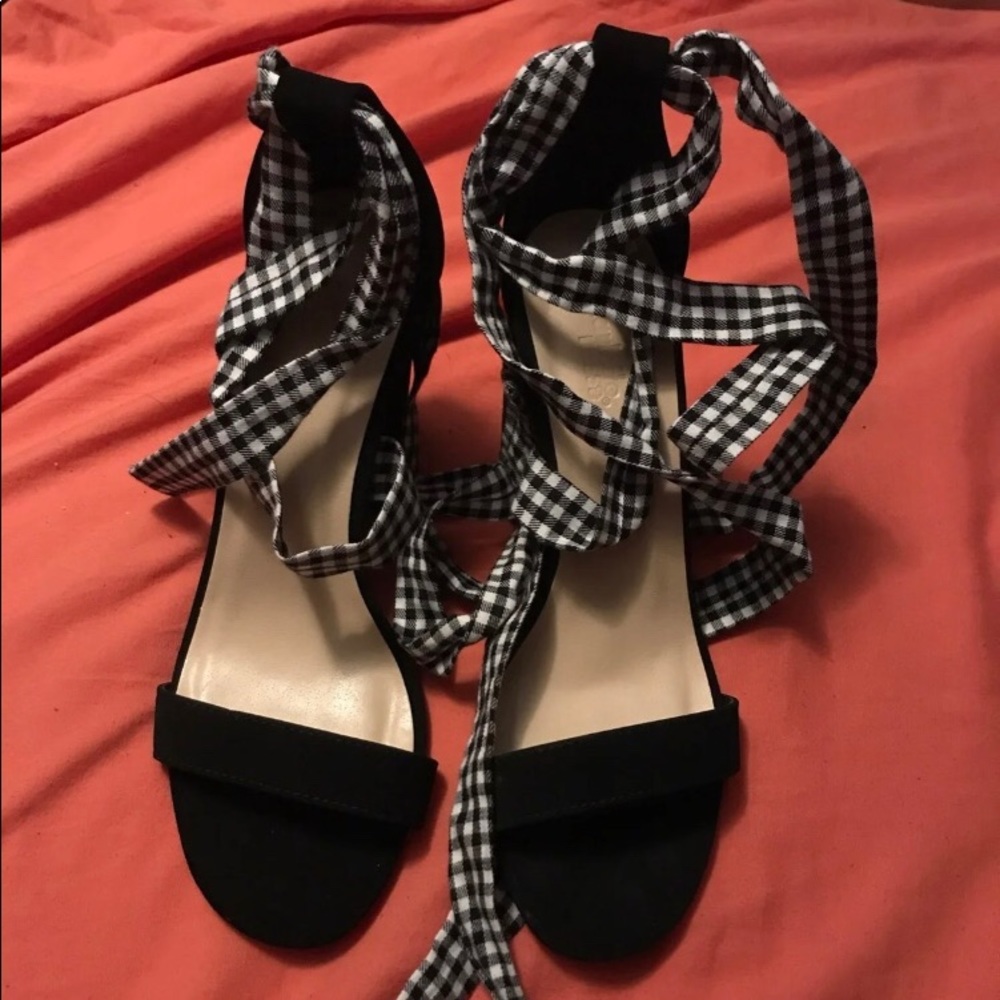 NWOT Charlotte Russe black heels with plaid size 9